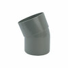 Grijze kunststof buisbocht met een hoek van ongeveer 45 graden, gladde afwerking en een iets bredere bovenrand.