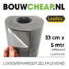 Zwarte zelfklevende loodvervangerrol van 33 cm breed en 5 m lang, met het merklogo &#039;Leadax&#039; zichtbaar.