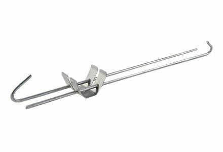 Grijze metalen haak met een gebogen uiteinde en twee lange staven die aan elkaar zijn bevestigd.
