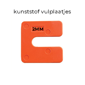 Oranje kunststof vulplaatje in de vorm van een &quot;C&quot; met zwarte markering &#039;2MM&#039; op de bovenkant.