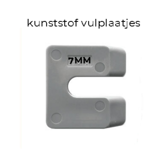 Grijze kunststof vulplaatje met een &#039;C&#039;-vorm en gemarkeerd met de maat &#039;7MM&#039;.