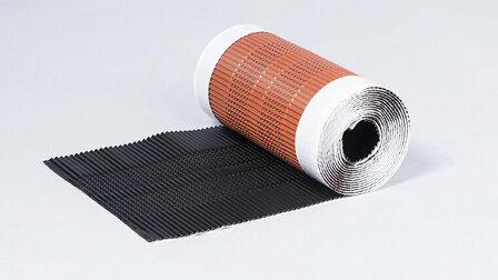 Een rol met zwart en oranje gaasachtig materiaal, gedeeltelijk uitgerold op een lichte ondergrond.