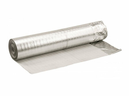 Glanzende zilverkleurige isolatierol met een gladde en reflecterende afwerking, gedeeltelijk uitgerold op een witte ondergrond.