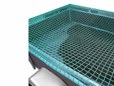 Groene netting met een vierkanten patroon, is bevestigd op een donkere vrachtwagenbak, voor extra veiligheid en stabiliteit.
