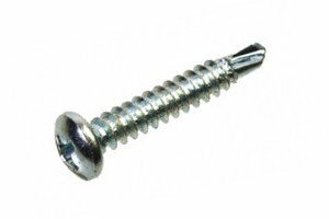 Korte metalen schroef met een platte kop en een schroefdraad, voorzien van een kruisvormige uitsparing voor een schroevendraaier.