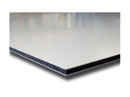 Glanzend grijs paneel met een zwarte rand, gemaakt van stevig materiaal, liggend op een lichte ondergrond.