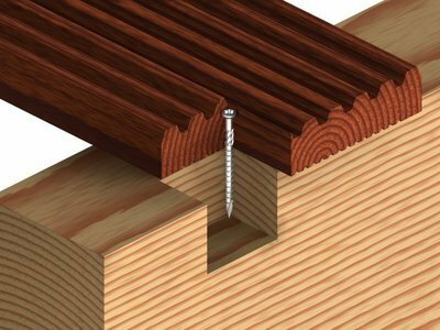 Donkerbruin houten plank met een geprofileerde rand, met een verzonken zilveren schroef in een lichtere houten basis.