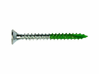 Gladde, verzinkte schroef met een groene, kunststof schacht en een scherpe spiraal voor stevige bevestiging.