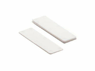 Twee witte plastic strips liggen parallel op een lichte ondergrond, met een gladde afwerking en geen zichtbare merklogo&#039;s.