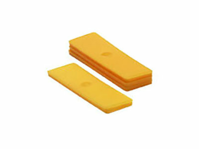 Twee stapels gele kunststof plakjes, glad en rechthoekig, met een lichte glans en een subtiel merklogo in het midden.