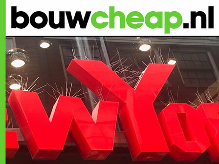 Heldere, rode letters vormen het woord &#039;New York&#039;, met spijkers erachter voor beveiliging, onder het logo van bouwcheap.nl.