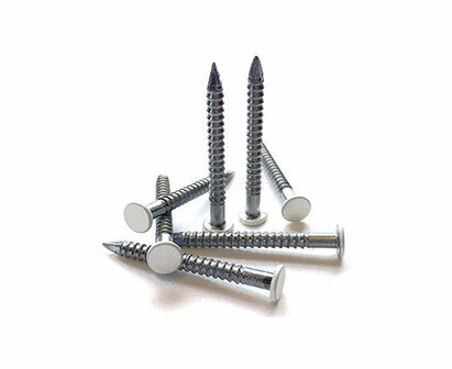 Vijf metalen schroeven liggen op een witte achtergrond, met scherpe punten en rechte ribbels op de schacht.