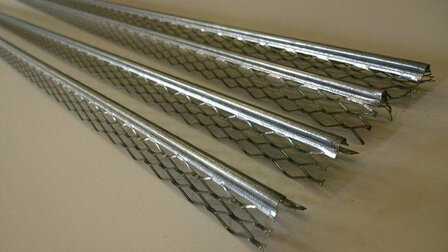 Gladde, zilverkleurige metalen strips met een ruitvormig gaas, ligt parallel op een lichte ondergrond.