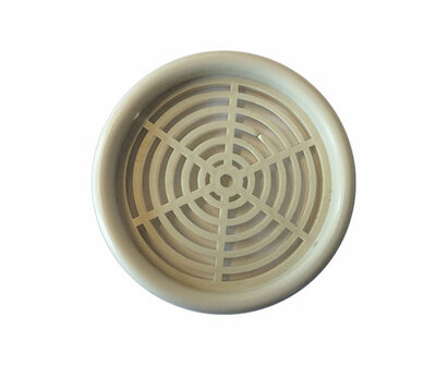 Ronde, lichtbeige afvoerputje met een grillstructuur en een cirkelvormig ontwerp, gemaakt van kunststof.