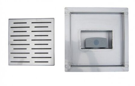 Roestvrijstalen afvoerput met een vierkante dekplaat en een open ventilatiegebied, strak en modern ontwerp.