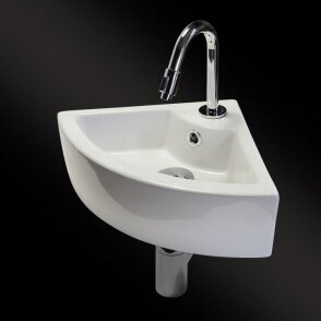 Witte hoekwasbak van keramiek met een glanzende, chromen kraan en een rechte, moderne vorm.