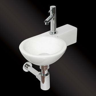 Witte keramische wastafel met moderne chrome kraan, bevestigingsplaat in zwarte achtergrond, elegant en minimalistisch ontwerp.