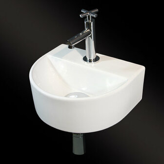 Witte, keramische wastafel met een ronde vorm en een glanzende, chrome kraan, geplaatst op een donkere achtergrond.