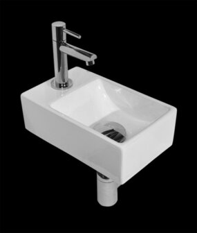 Witte keramische fontein met rechthoekige kom en chromen kraan, strak gemonteerd op een zwarte achtergrond.