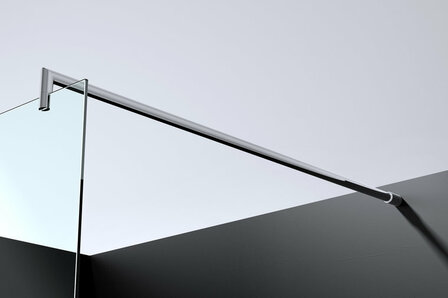 Gladde, dunne glaswand met chrome stang, strak en modern, bevestigd aan een zwarte muur. Minimalistische stijl.