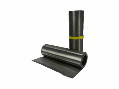Glanzende, zilverkleurige rol van stevig materiaal met een gele band, naast een uitgevouwen stuk.