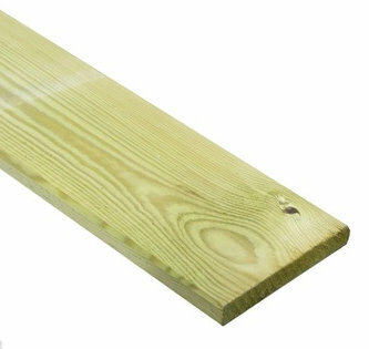 Een rechte, lichtgroene houten plank met een gladde afwerking en zichtbare houtnerf. Aan &eacute;&eacute;n uiteinde is een knoest zichtbaar.