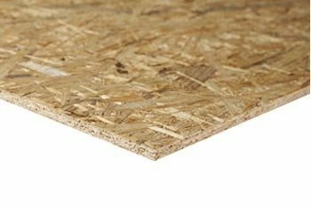 Een vlakke plaat van OSB, met een natuurlijke houtachtige kleur en zichtbare houtsnippers in de structuur.