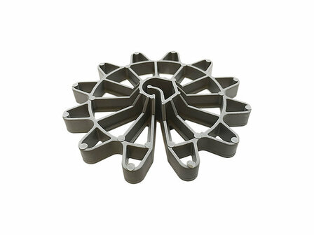 Grijze kunststof schijf met een stervormig ontwerp en uitgesneden patronen, met witte stippen op de uiteinden.