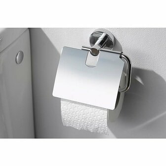Glanzende chroomkleurige toiletrolhouder met een schuin lopend deksel en een witte, geribbelde toiletrol.