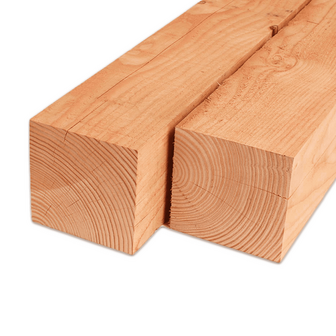 Dik, rechthoekig hout met een lichte, warme kleur en zichtbare houtstructuur, netjes op elkaar gelegd.