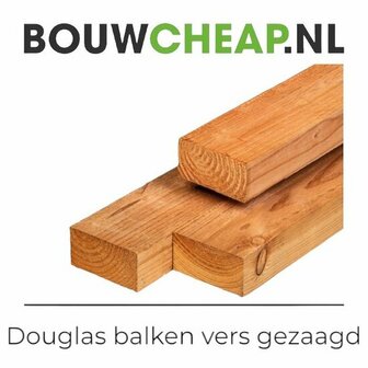 Twee vers gezaagde douglas balken, uit hout met een warme, lichte kleur en scherpe hoeken, liggen op elkaar gestapeld.