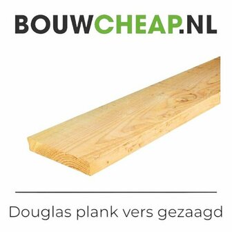 Een vers gezaagde Douglas plank met een lichte houtkleur en duidelijke houtnerf, liggend op een witte achtergrond.