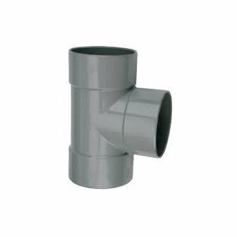 Grijze PVC T-stuk met drie openingen, twee recht en &eacute;&eacute;n schuin, voor leidingen van verschillende diameters.