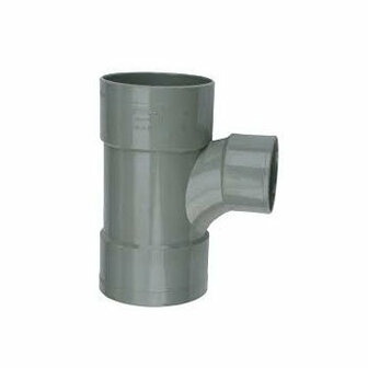 Grijze PVC afvoerpijp met zijafvoer, bestaande uit &eacute;&eacute;n verticale en &eacute;&eacute;n horizontale aansluiting.