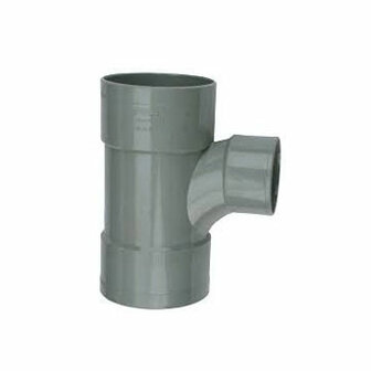 Grijze PVC-tussenverbinder met twee rechte ingangen en een schuine uitgang, geschikt voor leidingen.