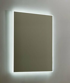 Een vierkant verlichte spiegel met een subtiele, moderne uitstraling, ge&iuml;nstalleerd op een effen, lichte muur.