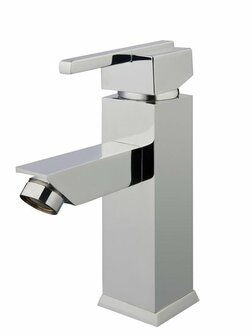 Een glanzende, vierkante, chrome kraan met een lange, rechte uitloop en een hendel aan de bovenkant.