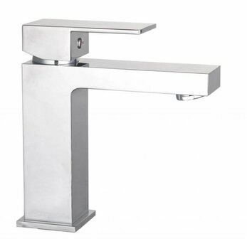 Chroomkleurige rechte wastafelmengkraan met een moderne, strakke vorm en een lage uitloop.