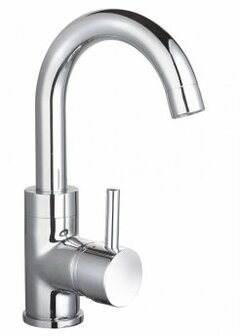 Chromen keukenkraan met een gebogen uitloop en een draaihendel aan de zijkant. Moderne en strakke vormgeving.
