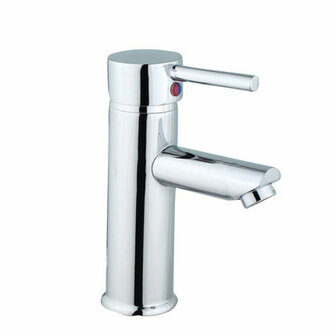 Glanzende, zilverkleurige kraan met een moderne, slanke vorm en een enkele hendel voor temperatuur- en waterregulatie.