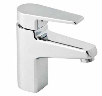 Strakke, glanzende chrome kraan met een moderne, hoekige vorm en een lange tuit voor gemakkelijk waterafgifte.