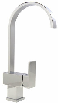 Glanzende, moderne keukenkraan met een hoge, gebogen uitloop en een vierkante basis. De hendel is recht en minimalistisch.