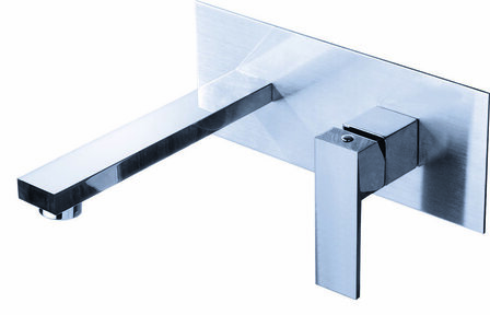 Strakke, moderne wandkraan van glanzend chroom met een hoekige uitloop en een vierkante hendel.