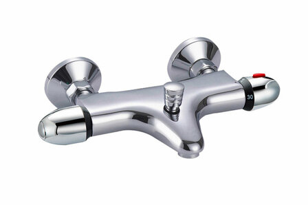 Verchroomde thermostatische kraan met twee draaiknoppen en een centrale drukknop voor temperatuurinstelling.