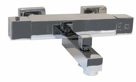 Glanzende, rechthoekige, chromen kraan met een moderne uitstraling en een enkele hendel voor warm en koud water.