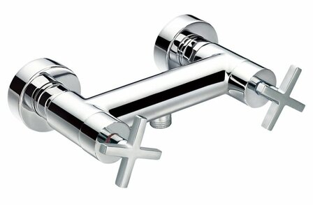 Kraan met een glanzende, chroomkleurige afwerking en twee kruisvormige draaiknoppen aan beide zijden.