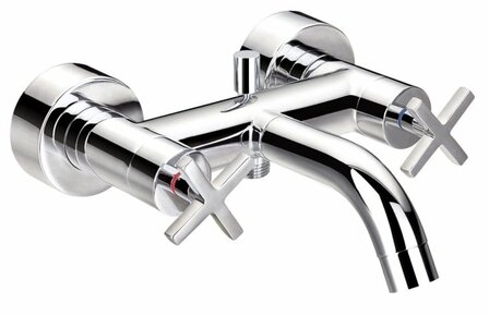 Glanzende, chromen kraan met kruisvormige hendels en een gebogen uitloop, gemonteerd aan een muur.