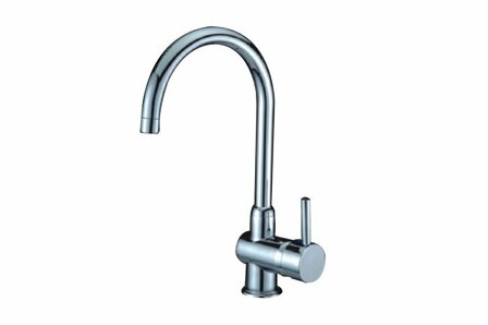 Chroomkleurige keukenkraan met een gebogen tuit en een enkele hendel aan de zijkant voor het regelen van de watertoevoer.