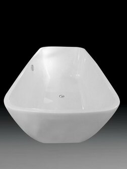 Strakke, witte acryl vrijstaande badkuip met een moderne, hoekige vorm en een glanzende afwerking.