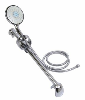 Glanzende, gebogen douchekop met een lange, flexibele slang en een wandbevestiging, afgewerkt in chroom.